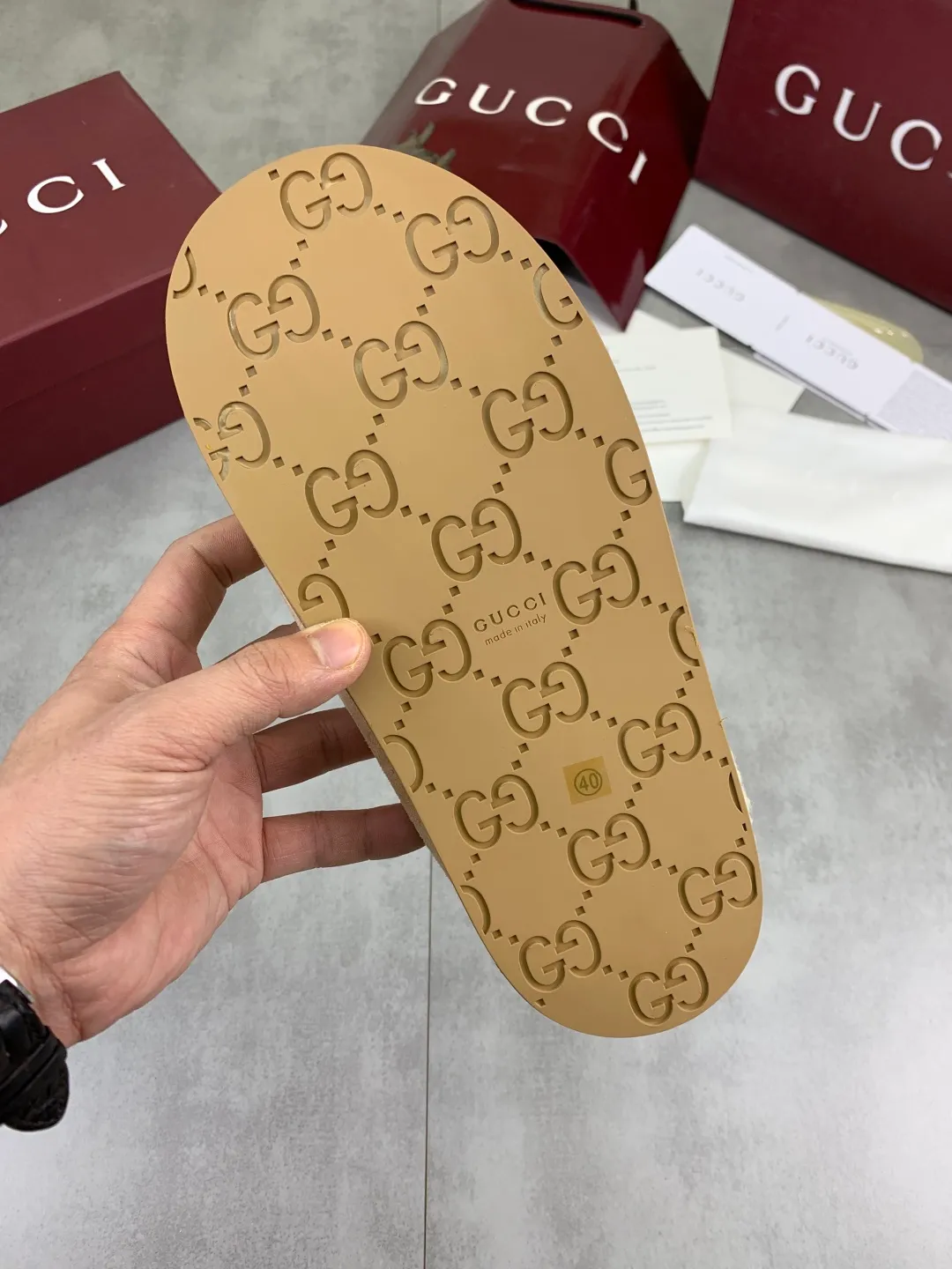 Men's shoes 💰P400 [New style] 💰 Women's half-flop 🆘 "Real wool" [GUCCI] 👉 Popular men's shoes official website synchronization 🔰 Quality [proud] is not comparable to the imitations in the general market 🌀 The upper is imported Italian frosted cowhide, and the lining: foot pad 🅰️ grade 🐑 real wool 👻 Only Grade A can show the effect The hand feels smooth and delicate 🔱The shoe shape is grand, only the factory can achieve it 🎄The perfect toughness of the original outsole 👻⬛️Only allows customers to bid farewell to one-time consumption. Real wool lining, super warm. 2️⃣Colors available Sizes: 35-44